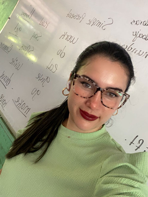Liani Cruz enseñando inglés
